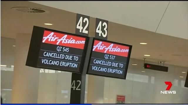 旅游胜地巴厘岛火山爆发 在夕阳西照下发出明