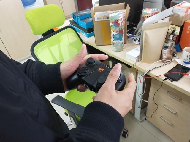 绝地求生:手机吃鸡难以操控?有神器可以花式吃