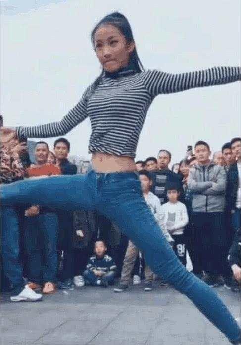 女主播户外表演,不料紧身裤突然裂开尴尬离场