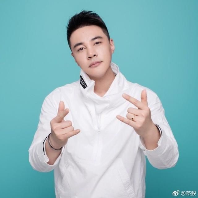 李小璐哥哥身份大曝光,长相惹争议,网友:难怪贾