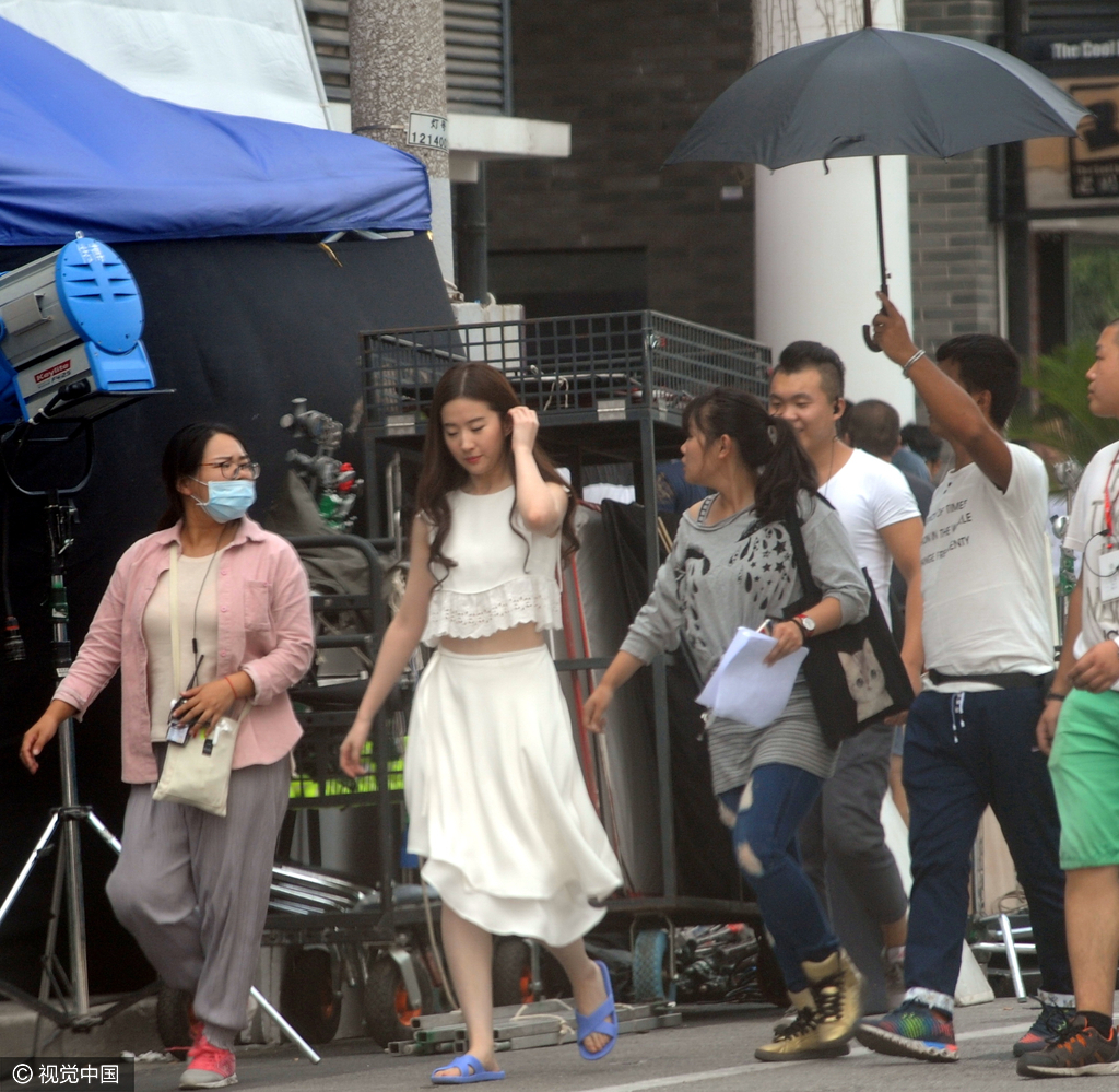 神仙姐姐脚上的蓝拖鞋闪闪发光。