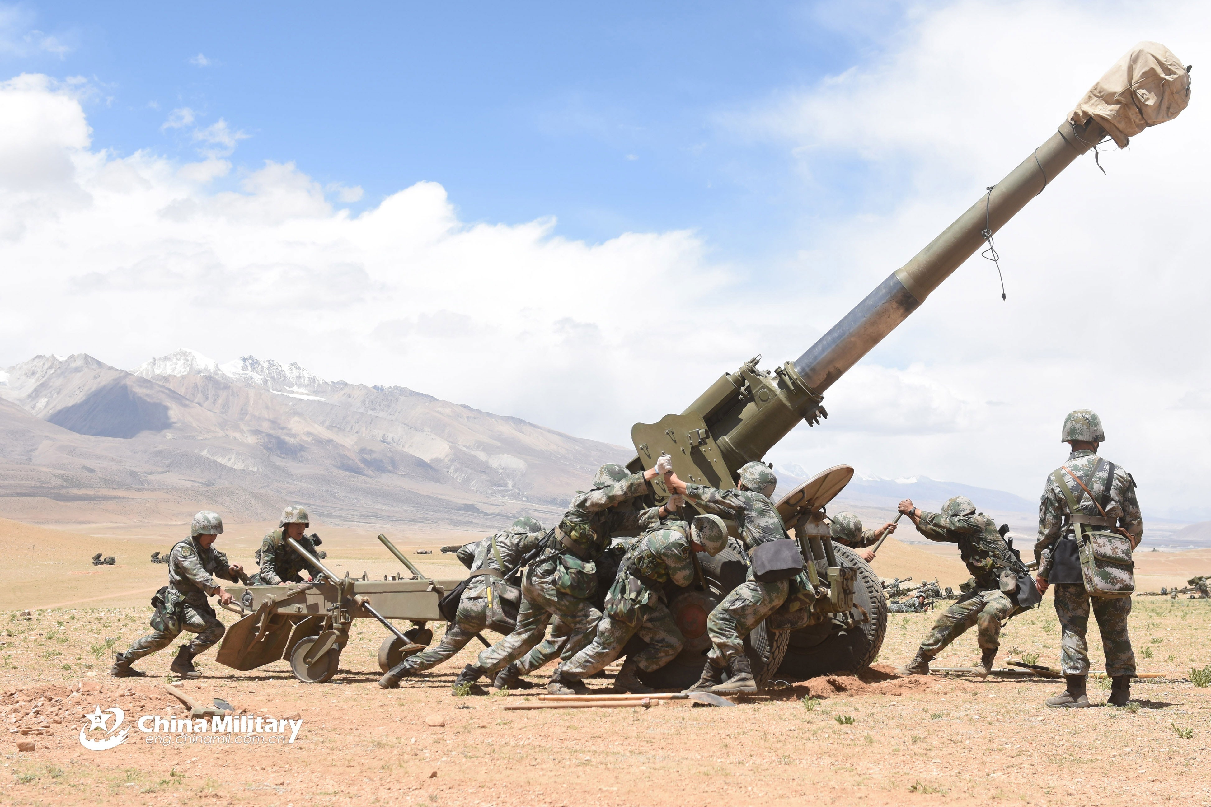 西藏军区某炮兵旅在不同阵地，采用不同火力打击方式，对多目标实施火力突袭。一场异地协同火力对抗打击行动正在上演。