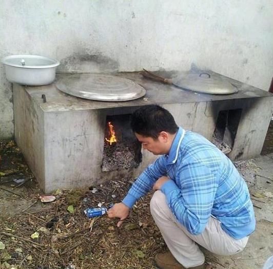 刘强东回家干农活,李湘也是同样回家,但是那画