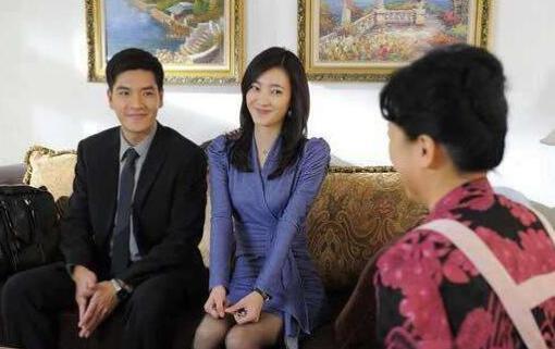 出嫁后我每年给养父母生活费,搬家后在楼道看