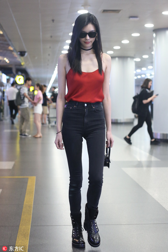 1989年出生在上海的奚梦瑶并不像个本地小女人一样，完美的身材和气质很容易让她瞬间成为焦点。