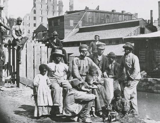 近日，网上一组图片揭露了美国南北战争后美国非裔奴隶名存实亡的“自由”生活。虽然美国法律终结了美国奴隶制度，但非裔美国人的奴役生活却并无多大的改变。