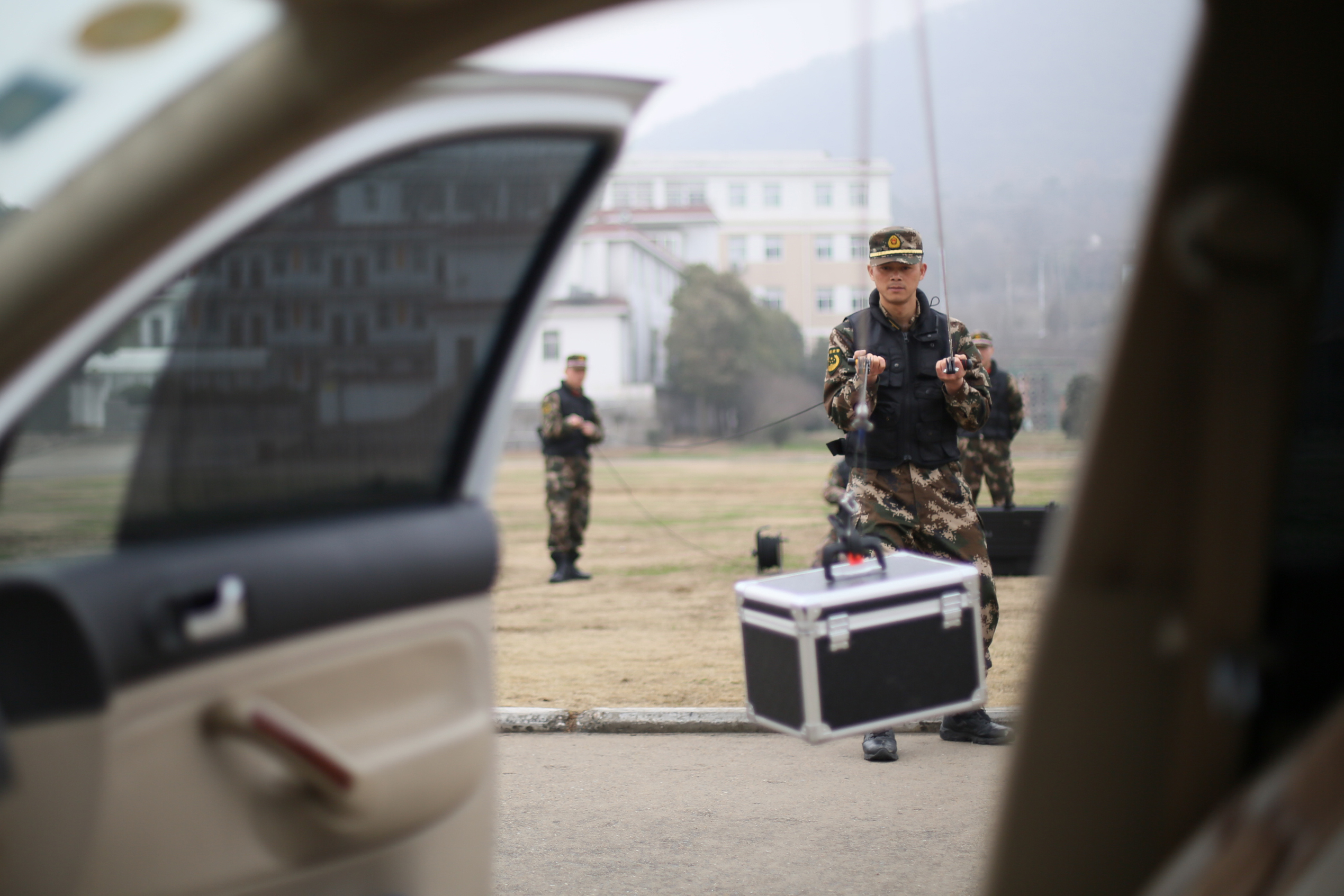 武警安徽省总队第一支队工兵中队组织排爆训练