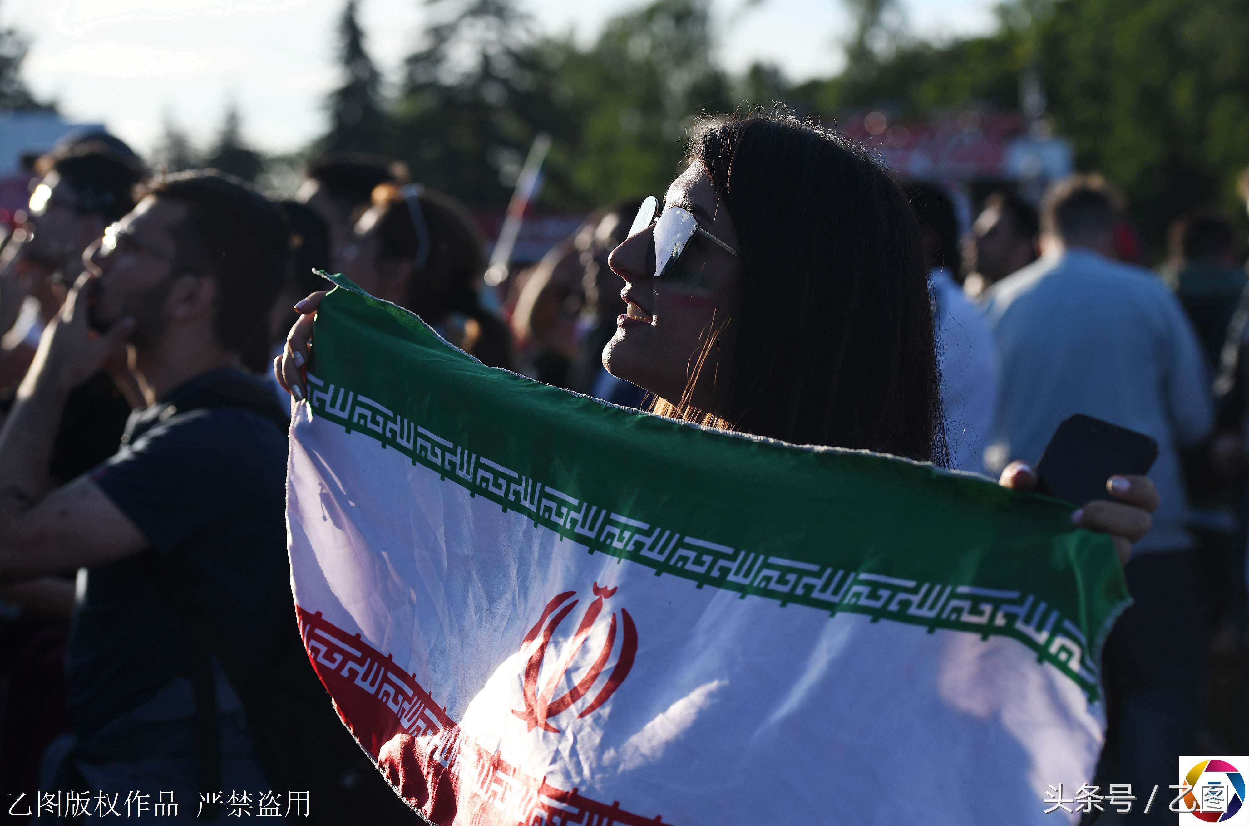 这个地方不准女孩看球赛,世界杯她们大胆来了