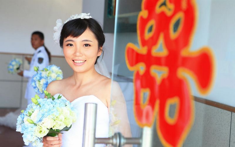 门上早已贴上大大的喜字，预示着新人们未来幸福的生活。