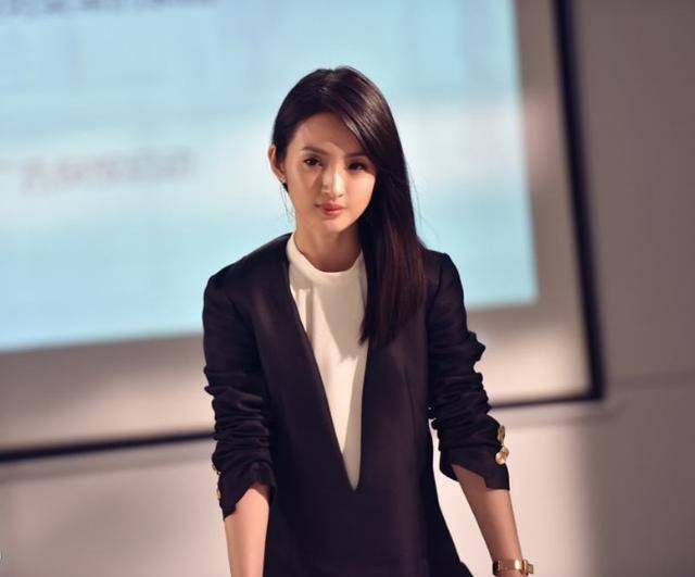 心理测试:从4款晚礼服中选1款,测出你是傻白甜