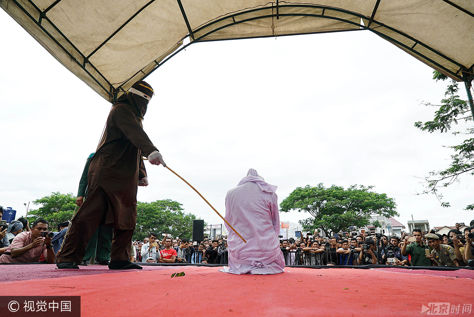 图为印尼男子被公开执行鞭刑。