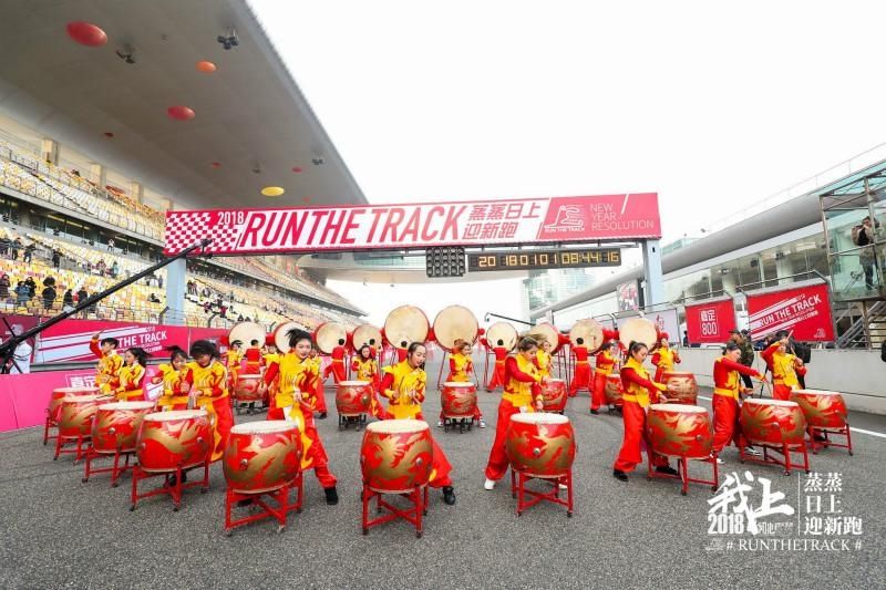 当F1赛道遇上马拉松,近万名跑友新年开赛