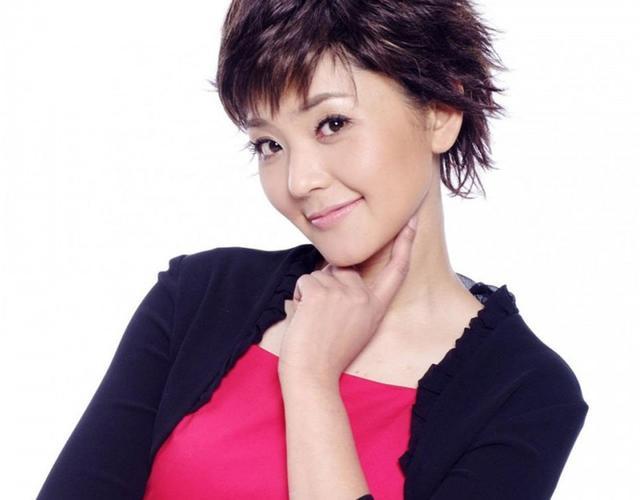 是她的调皮可爱的儿子杨初一长的一张喜气的脸看上去像是翻版的岳云鹏