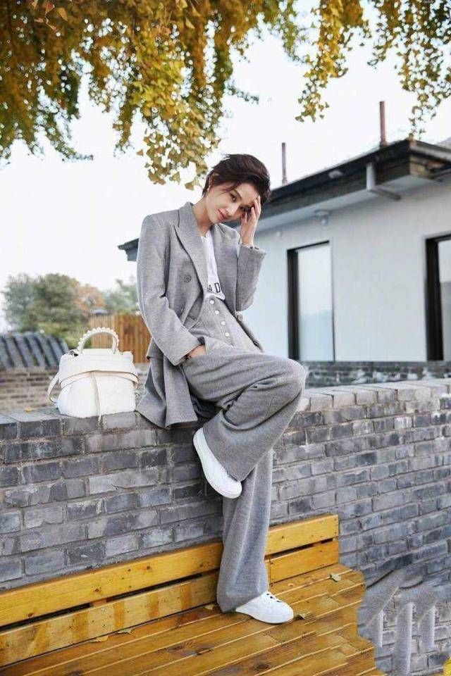 幸福到发福?黄圣依穿牛仔短裤现身机场,腿依然是长腿,脸却圆了