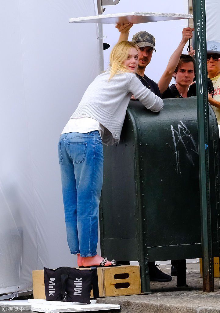 美少女艾丽范宁当街拍大片揉秀发凌乱美 性感