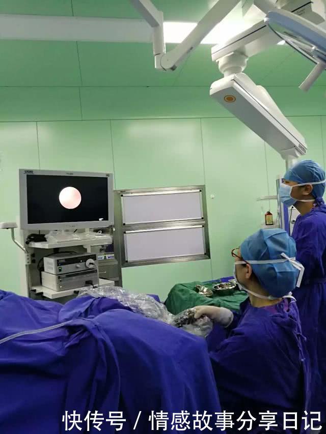 21岁女孩下身异常出血,紧急就医,女孩大骂:都是