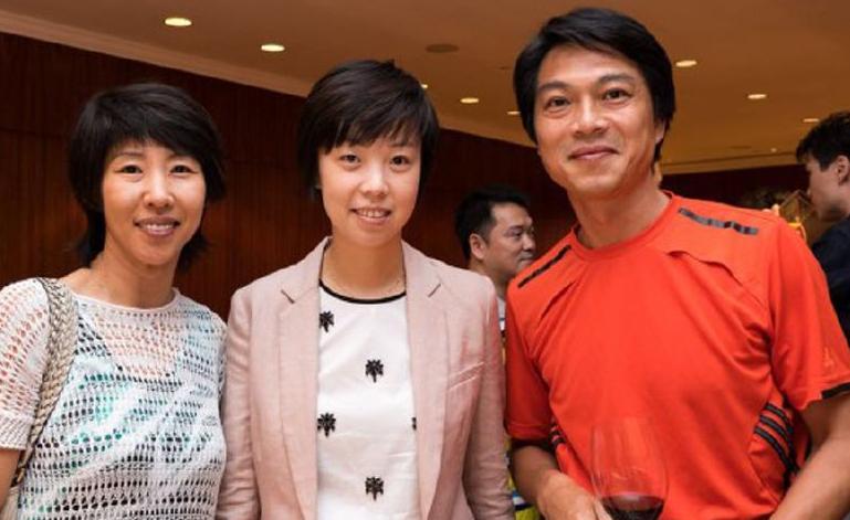 乒乓冠军江嘉良过得如何?娶演员美妻,如今54岁创业成功!