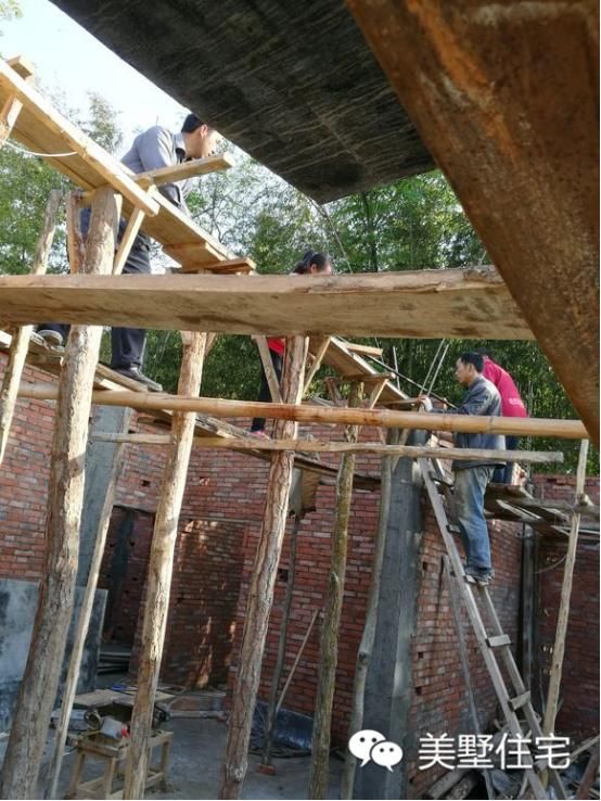 陕西小伙农村旧房翻建,亲友齐心,两个月建好1