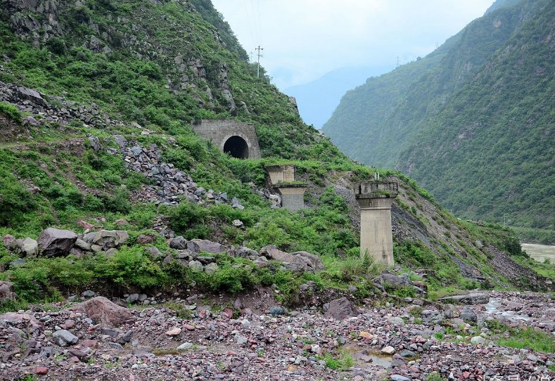 1981年成昆铁路列车坠桥现场照片,迄今最大的