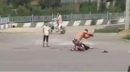 男子当着孩子的面杀妻劫车逃跑,已抓获 男子当着孩子的面杀妻劫车逃跑,已抓获