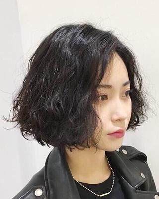 短发小卷发型,专治细软头发少,搭配颜色也是不