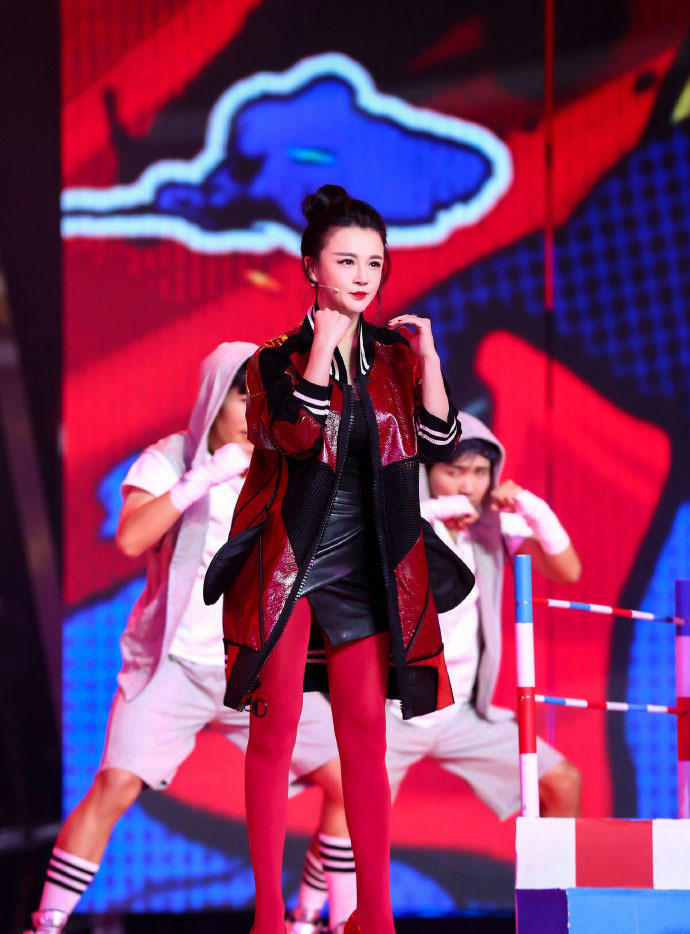 冉莹颖性感红袜抢眼.