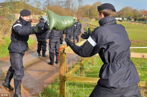 英国英格兰北部地区圣诞节期间遭遇强降雨，一些河流水位急涨并发生漫溢，个别地区发生数十年一遇的洪灾，英国政府出动数百名士兵，协同救援部门抗洪救灾。英国首相卡梅伦的办公室宣布，将向灾区增派200名士兵，另外还有1000名士兵严阵以待。