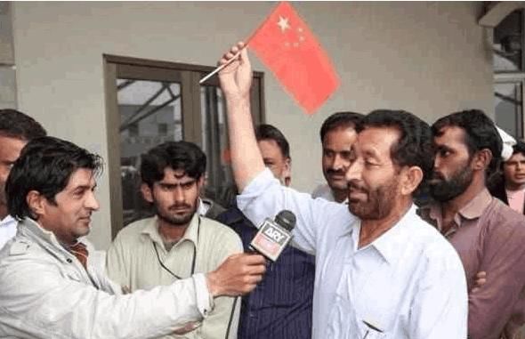 巴基斯坦游客来到中国,只坐公交不坐高铁,中国