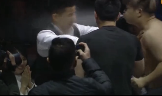 杨建平台上被侮辱 回旋踢暴揍对手引欢呼 杨建平台上被侮辱 回旋踢暴揍对手引欢呼