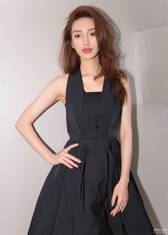 顾璇精致黑色礼裙尽扫冬日阴霾