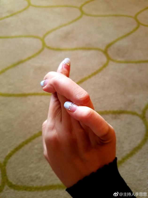 柔韧度惊人!李思思五指打结宋茜高难度劈叉