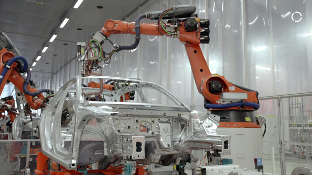 机器人闯进直播间吓坏主持人 原来是为…… 机器人闯进直播间吓坏主持人 原来是为……