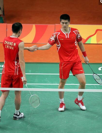 张楠傅海峰得分后互相鼓励。
