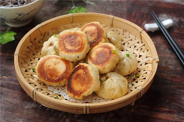 上锅盖,煮至收汁即可 9,底部焦黄,表面清爽蓬松,这样的水煎包