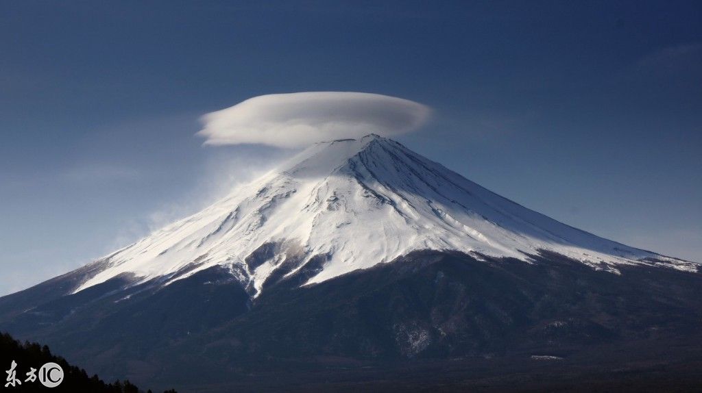日本大地震前,摄影师拍下富士山火山口奇异景