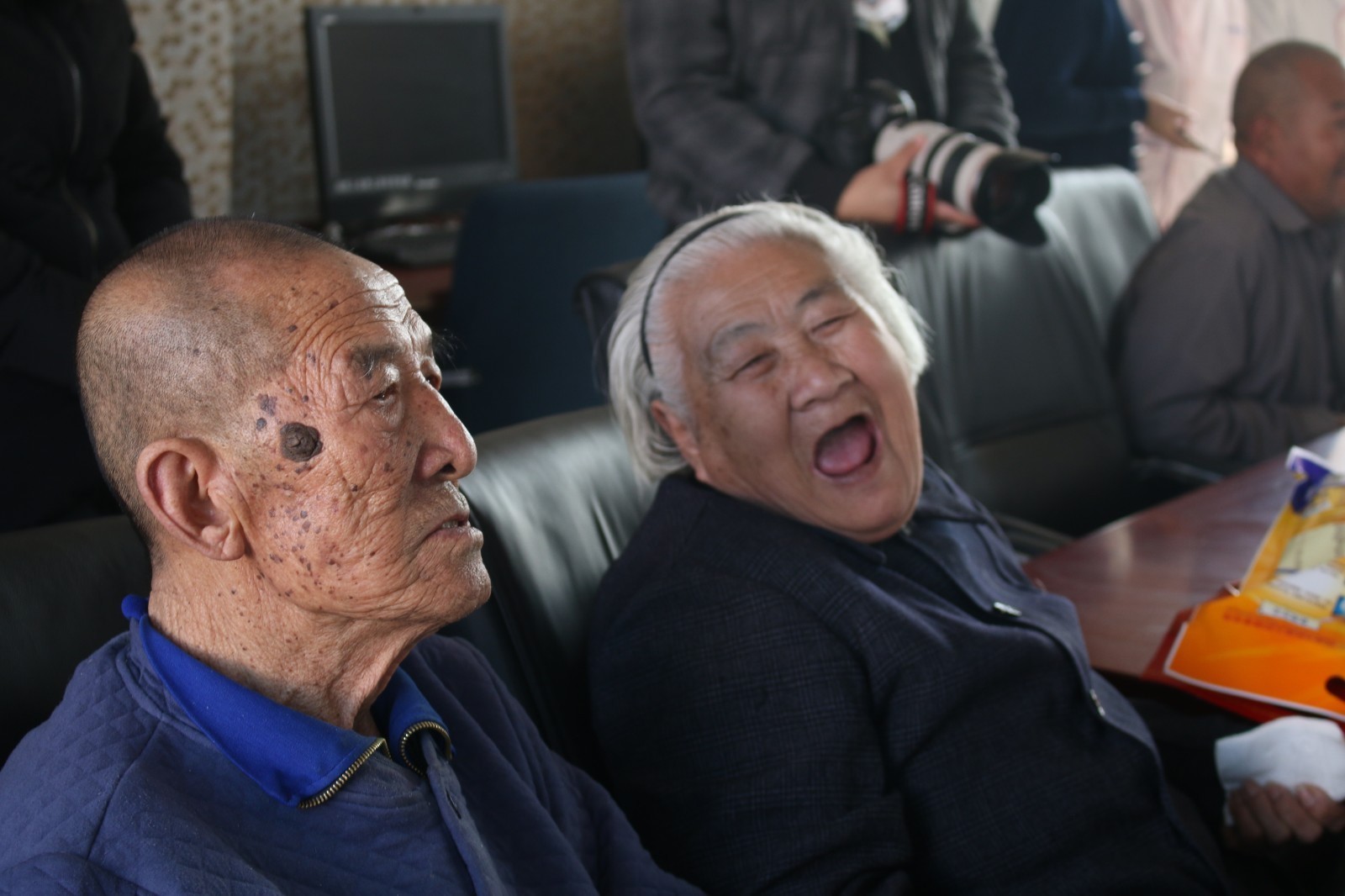 老人们开怀大笑