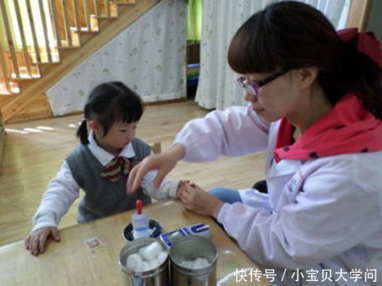 刚满月的宝宝就会翻身,妈妈发朋友圈炫耀,一条