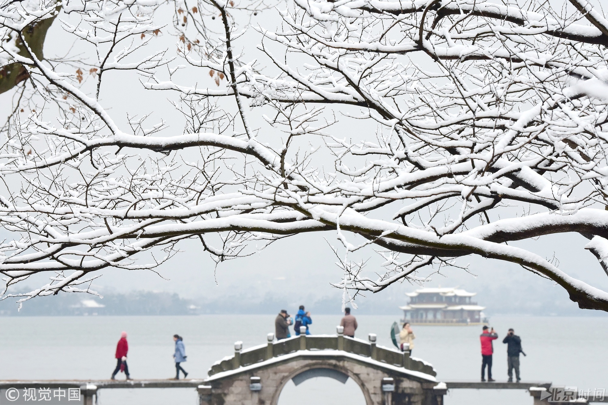 1月26日早晨，一夜风雪过后，杭州西湖断桥、白堤、孤山等景点也是人潮涌动，市民争相一睹白色美景。
