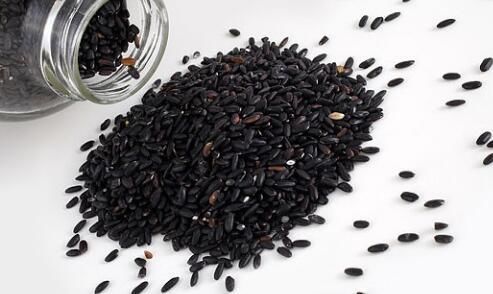 女人每天都吃一小把黑芝麻,几天后,身体会出现