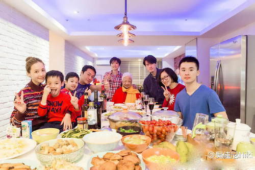 马景涛妻子晒全家团圆照 教主两儿子颜值高