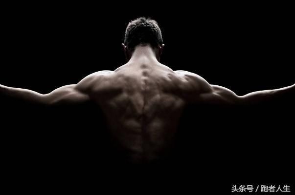 练背只能依赖器械?徒手动作一样能练出虎背