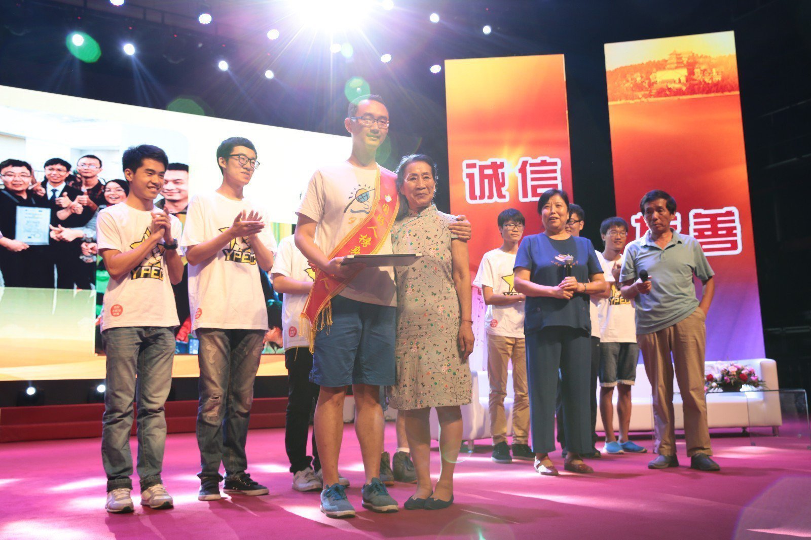 全国道德模范候选人:夕阳再晨组织张佳鑫  全国道德模范候选人:夕阳再晨组织张佳鑫