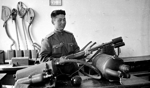 曾属中国全盘苏联化的内陆小国 国境都由苏军控制 军服傻傻分不清 曾属中国全盘苏联化的内陆小国 国境都由苏军控制 军服傻傻分不清