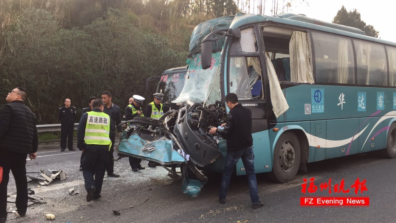 福州高速连江段一客车追尾集装箱!2人重伤，被困的还有2岁女孩……