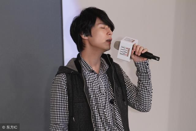 KTV唱歌唱不上去破音是由声带松紧失控所致,