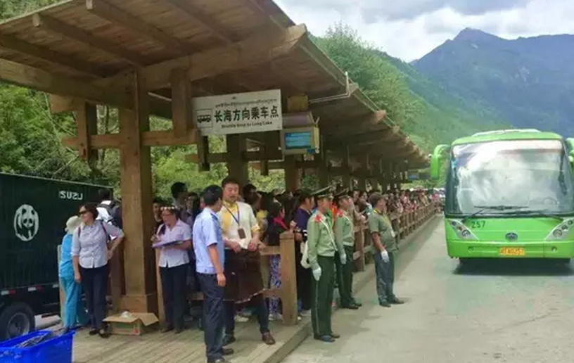 据报道,全年日均都要接待2万多人的九寨沟,这属于很正常的范畴,只是当日游客量达到了暑期的峰值。