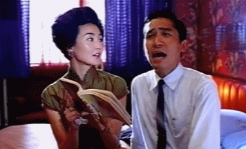 王家卫导演一再强调《花样年华》是一部反映香港社会形态的影片，但不可否认这片从始至终都在讲一个外遇的故事
张曼玉饰演的苏丽珍，和梁朝伟饰演的周慕云原本是邻居，有一天他们惊讶发现自己的另一半都已出轨，巧合的是苏丽珍的丈夫与周慕云的老婆在了一起了。知道真相的两人，难掩内心的慌张与痛苦，但又碍于面子强装淡定，一次聊天后，两人相互抚慰受伤的心灵，一来二去，渐渐爱上对方。
梁朝伟凭借此片荣获第53届戛纳国际电影节最佳男主角，张曼玉获得香港电影金像奖和台湾电影金马奖双料影后。此外，张曼玉在影片中的经典旗袍秀也引领了时代对旗袍美的品评。