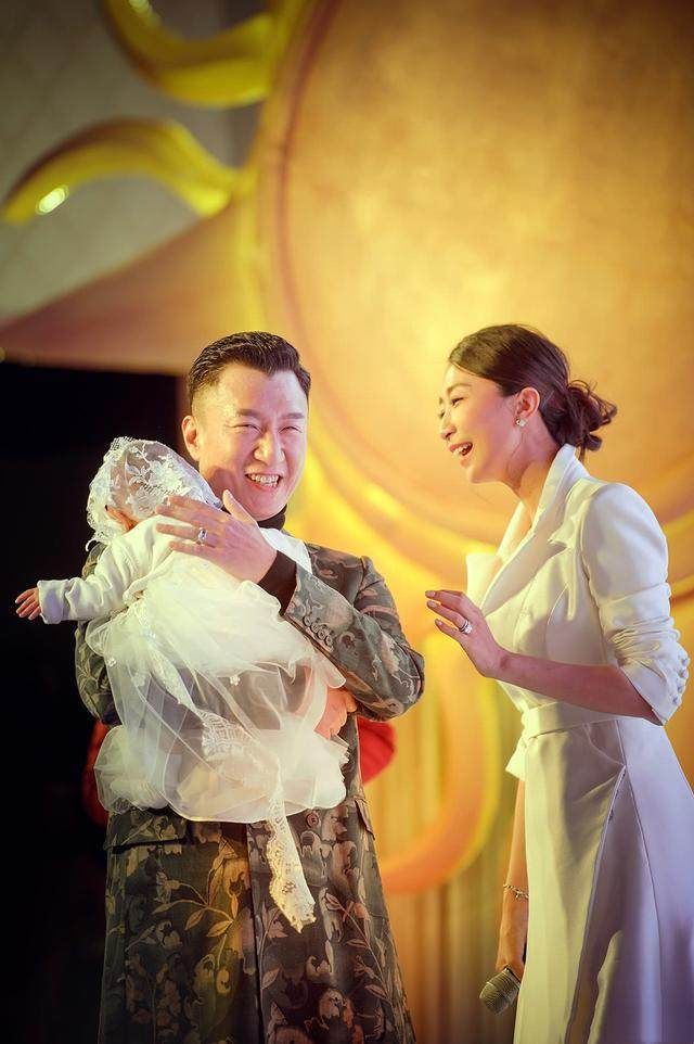 章子怡女儿百日宴,郭富城女儿百日宴,在孙红雷面前都输惨了!