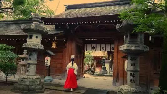 中国女孩到日本游玩,坐电梯时却受到日本人的
