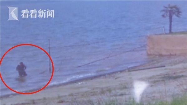 男子开百万豪车冲入河中 淡定游上岸喝着酒离开 男子开百万豪车冲入河中 淡定游上岸喝着酒离开